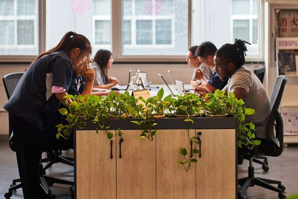 Surface robot usine industrie technologie 101